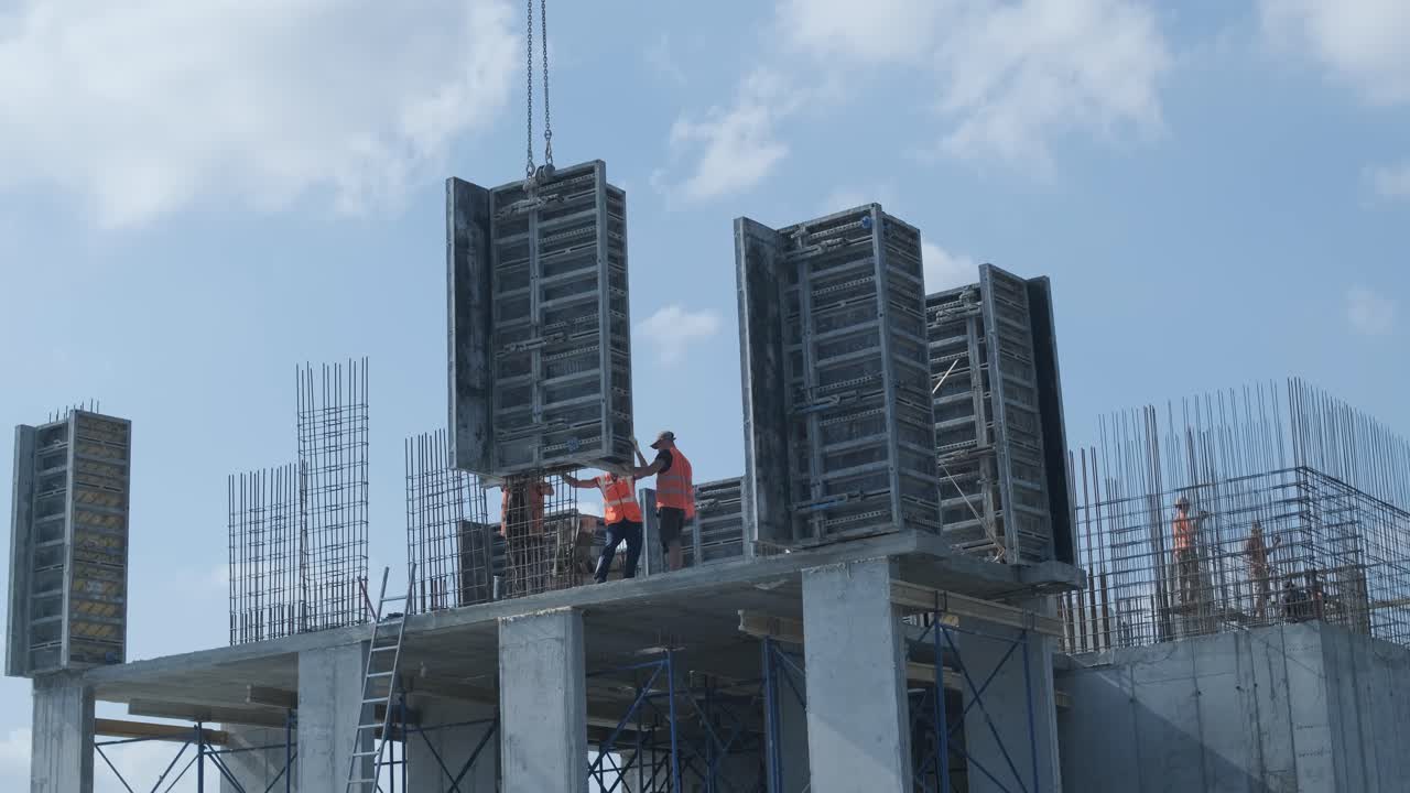 construcción en tecnología monolítica. construcción del edificio. marco de hormigón del edificio.
