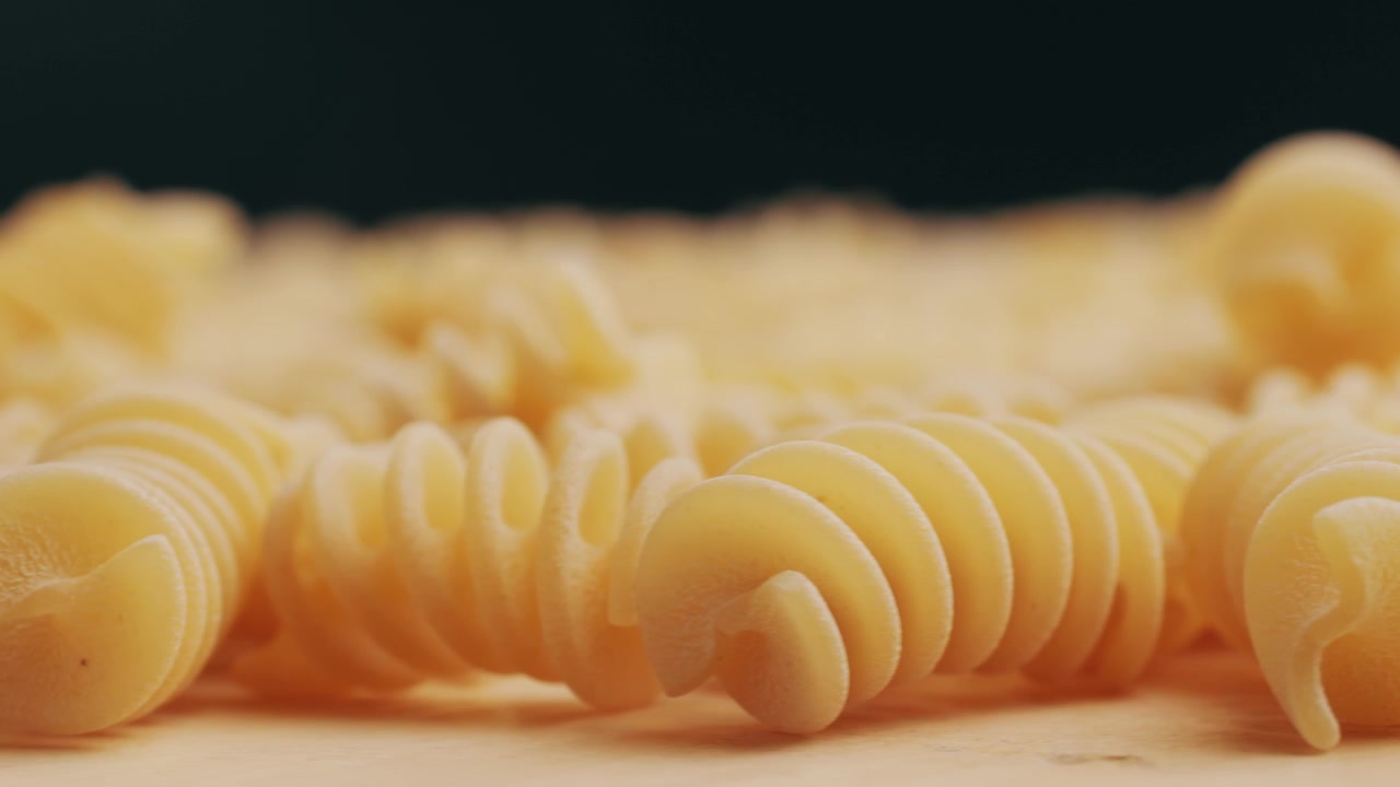 Primo piano in carrellata di pasta fusilli cruda