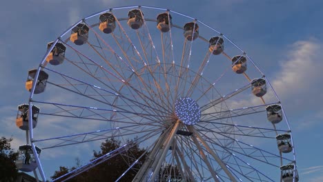 la rueda gigante en acción contra un cielo azul.