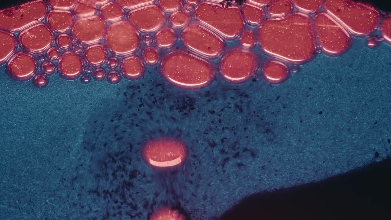 유화 효과로 수중에서 붉은 색 방울 형성