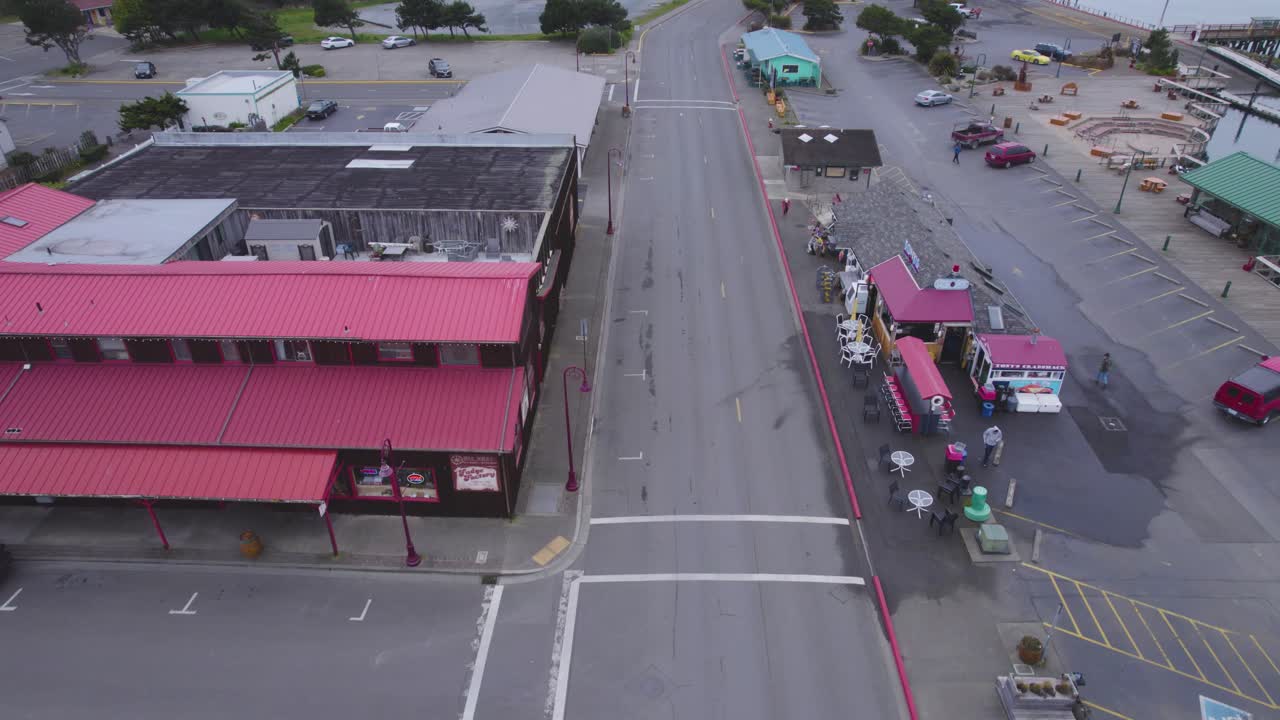 상가가 늘어선 항구 앞 해안 도로를 따라 공중 돌리가 떠오릅니다.