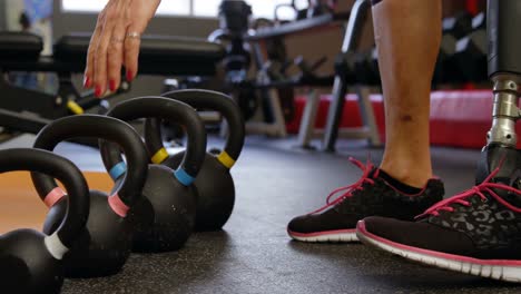 Senior-woman-lifting-kettlebell-in-fitness-studio-4k