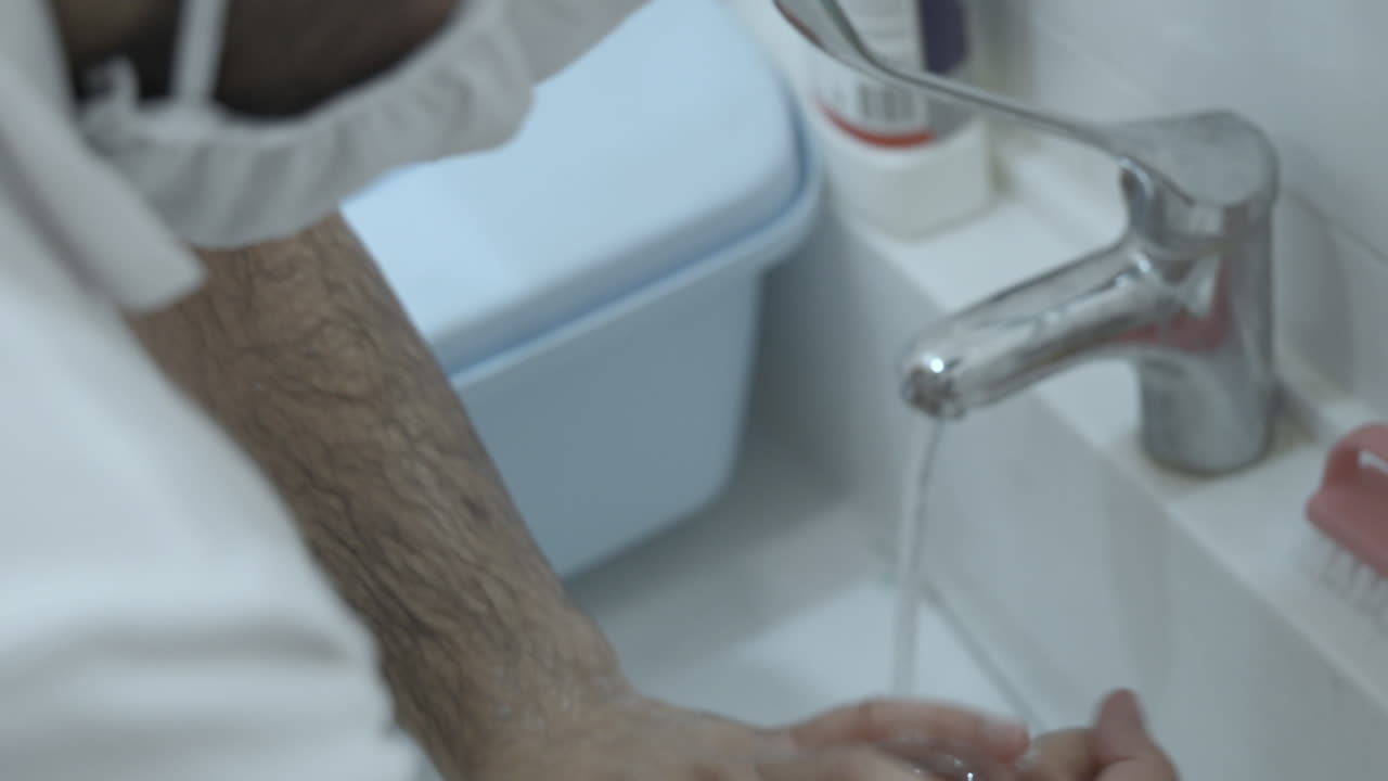 lavarse las manos en el baño