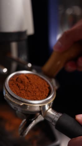 el barista preparando el espresso.