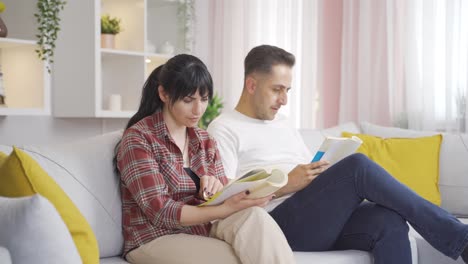 marido y mujer leyendo un libro juntos. una pareja feliz y pacífica.