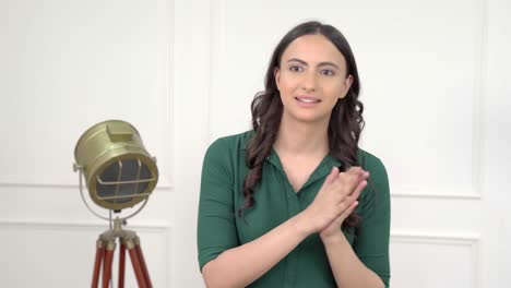 chica india orando a dios