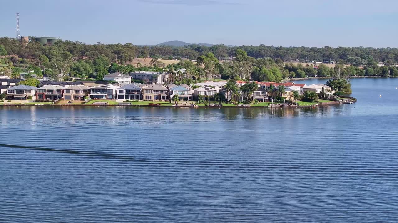 mulwala 호수 위의 공중 및 해안선에 리조트 집을 드러내는