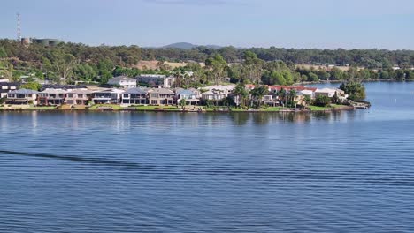 Antena-Sobre-El-Lago-Mulwala-Y-Revelando-Las-Casas-Turísticas-En-La-Costa