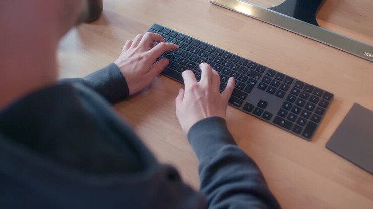 Nahaufnahme vom Tippen auf der Computertastatur