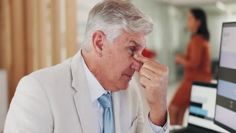 estrés, dolor de cabeza y hombre de negocios de alto nivel trabajando