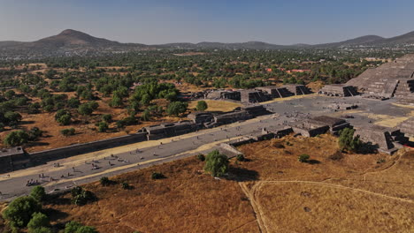 Teotihuacan-Mexico-Aerea-V10-Estableciendo-Disparo-Drone-Sobrevuelo-Avenida-De-Los-Muertos-Y-Plaza-De-La-Luna-Capturando-El-Paisaje-Circundante-Con-Vistas-De-Piramides---Filmado-Con-Cine-Mavic-3---Diciembre-De-2021