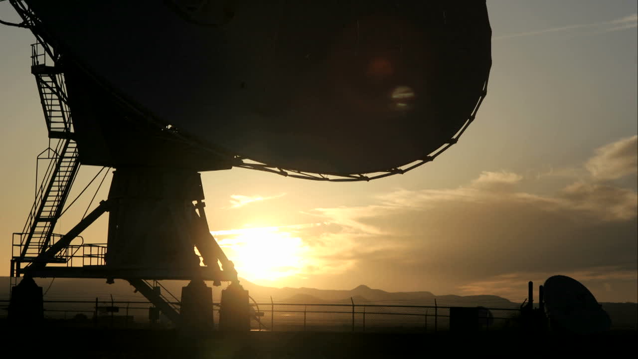 뉴멕시코의 nrao 전파망원경이 황금시간대부터 밤까지 이동하는 저속 촬영