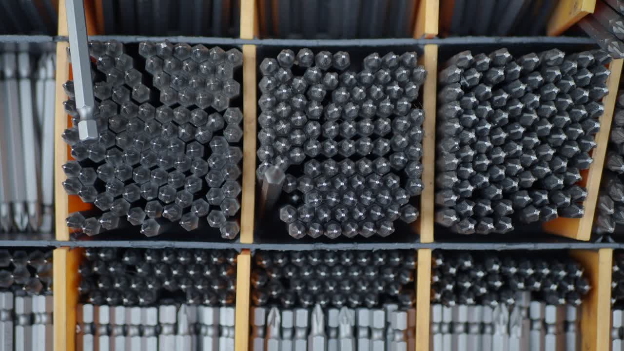 조직 된 저장소에 있는 다양한 스크류 드라이버 비트