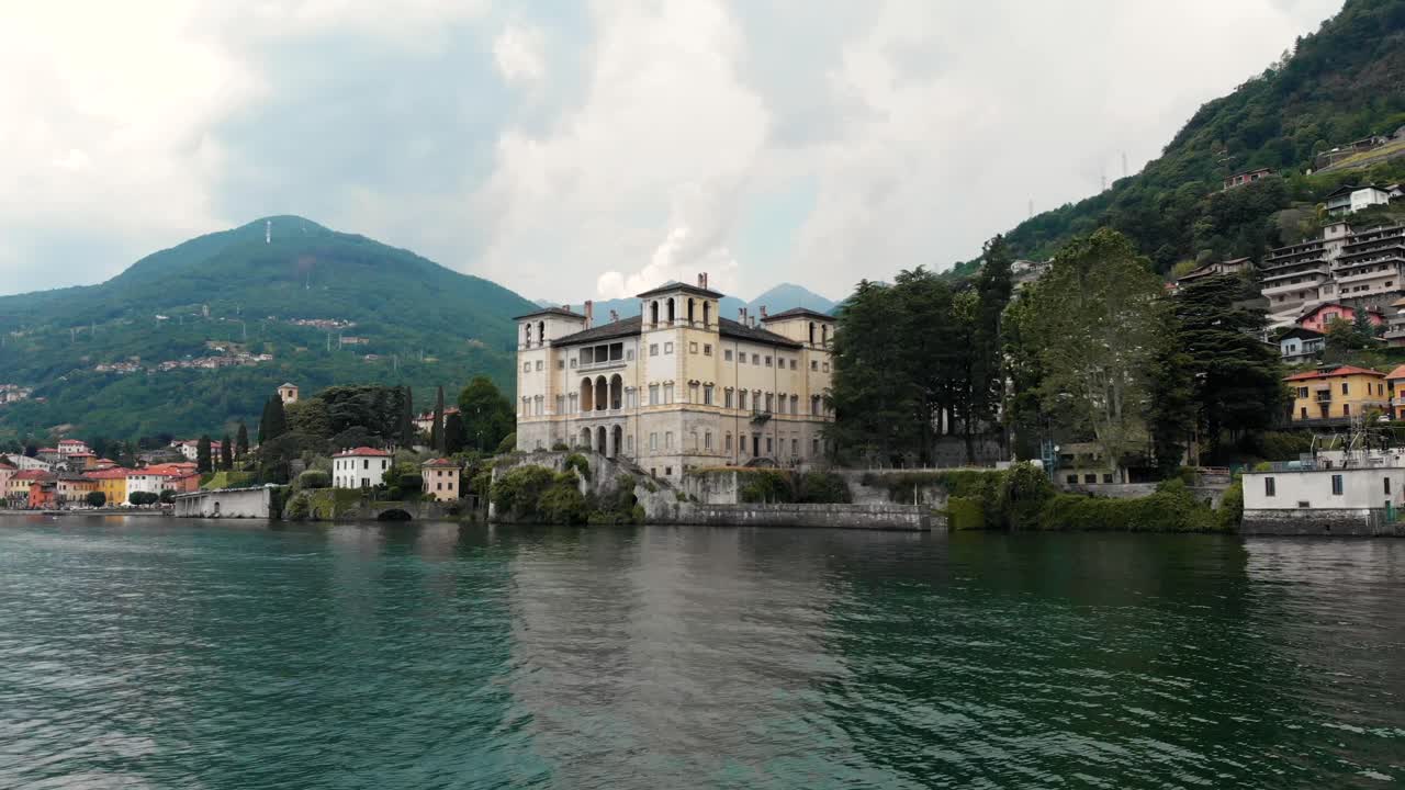 드론이 코모 호수 위를 날아다니며 이탈리아 롬바르디의 도마소 마을을 촬영하고 있습니다.