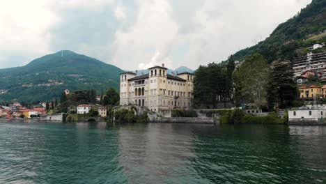 un dron se desliza sobre el lago como mientras filma el pueblo de domaso, lombardía en italia