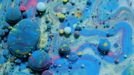 movimiento lento colores brillantes burbujas de aceite hermosa pintura color del universo moviéndose multicolor de cerca. pintura acrílica. fantástica superficie hipnótica. abstracto pintura de colores burbujas estructura de metamorfosis
