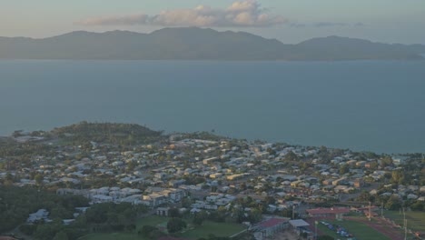 Vista-Desde-La-Cima-De-La-Colina-Del-Castillo-En-Townsville,-Queensland,-Australia---Tiro-De-Mano