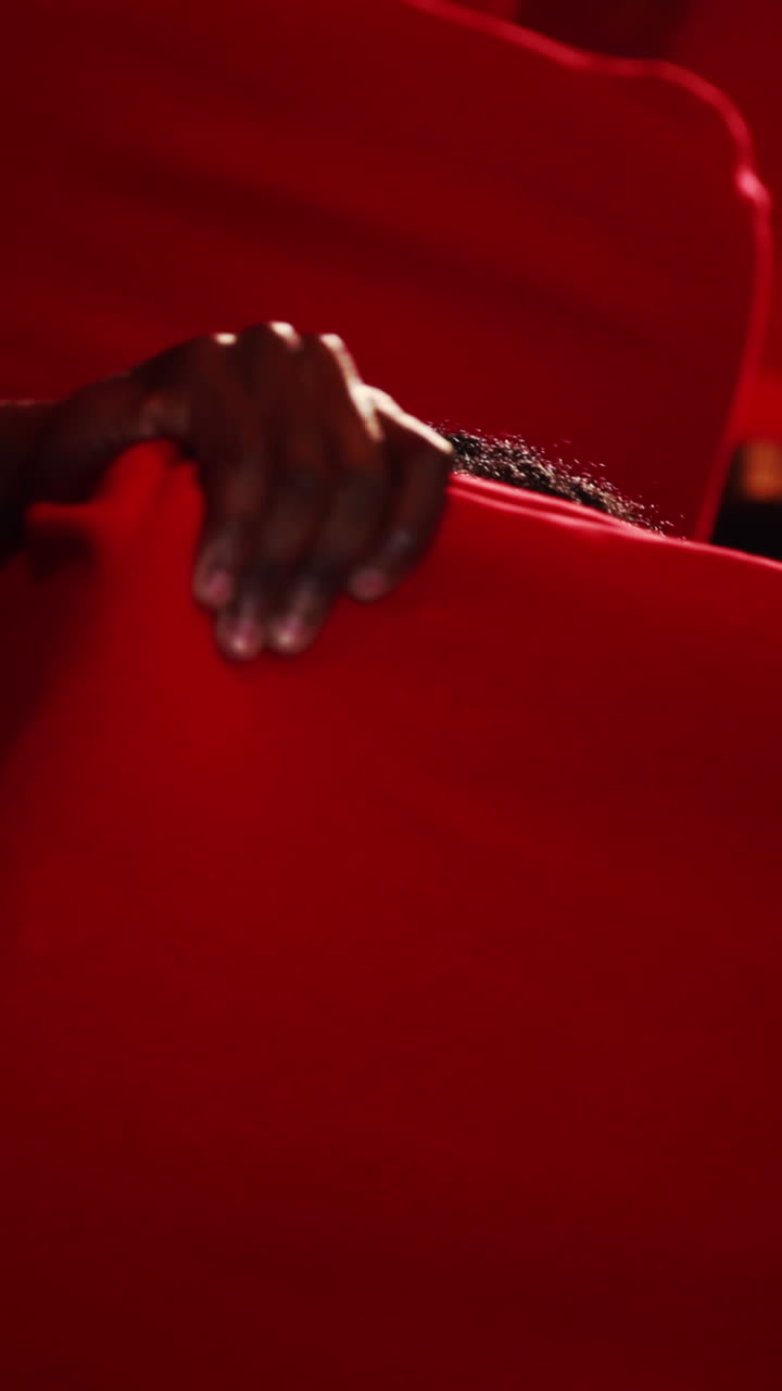 un joven viendo una película.