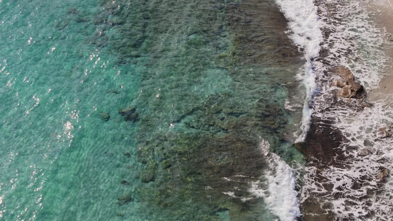Splendida vista aerea che mostra le onde che si infrangono sulla spiaggia ad Afytos, Calcidica, Grecia.