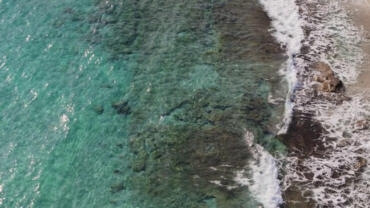Splendida vista aerea che mostra le onde che si infrangono sulla spiaggia ad Afytos, Calcidica, Grecia.