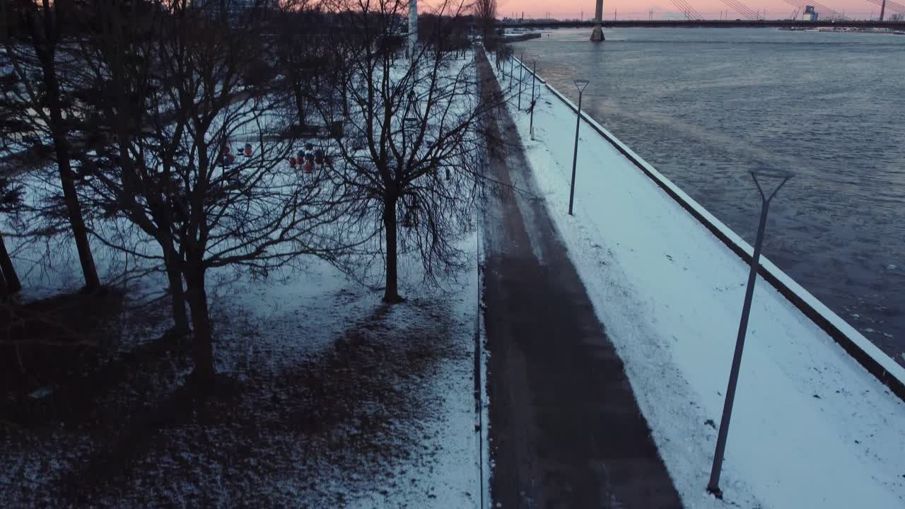 리가 시 근처의 다우가바 강에 있는 라트비아 국기와 섬, 공중