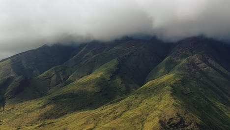 Dunkle,-Dichte-Wolken-Bedecken-Die-Idyllischen-Berge-Von-Maui,-Hawaii