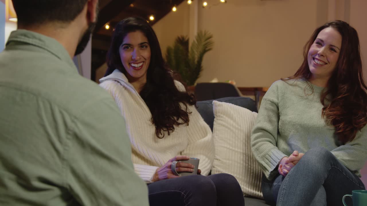 grupo de amigos relajados sentados en el sofá en casa o en un bar o cafetería hablando y bebiendo café juntos 5