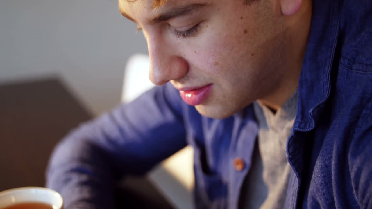 테이블 위에 검은 커피와 함께 휴대 전화를 사용하는 사람