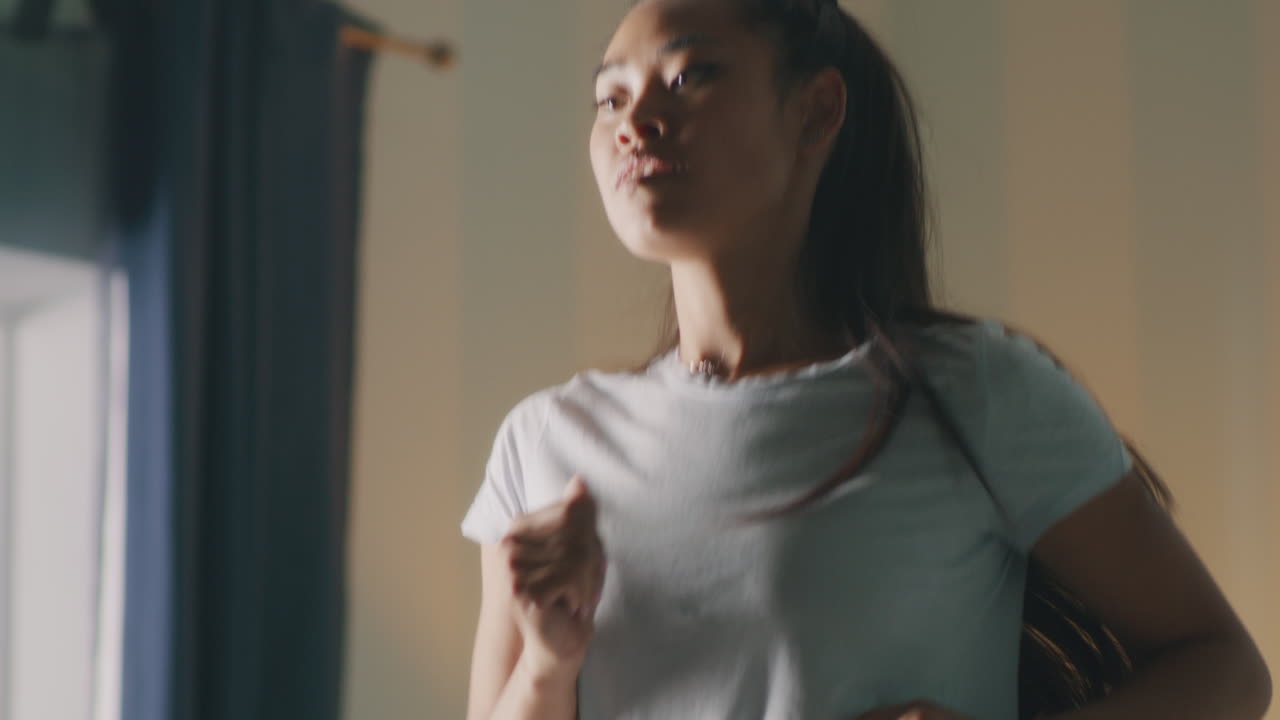 mujer corriendo en casa