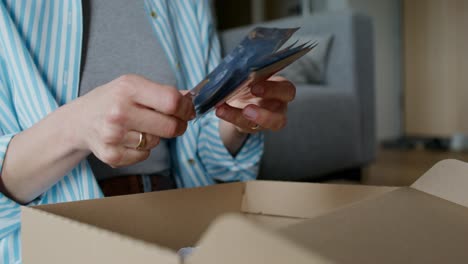 frau, die zu hause ein paket auspackt