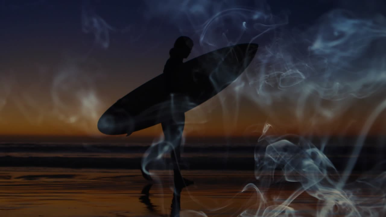Inspirerande solnedgång där en kvinnlig surfare bär en surfbräda och går in i vågorna med virvlande rök, för att representera resor.