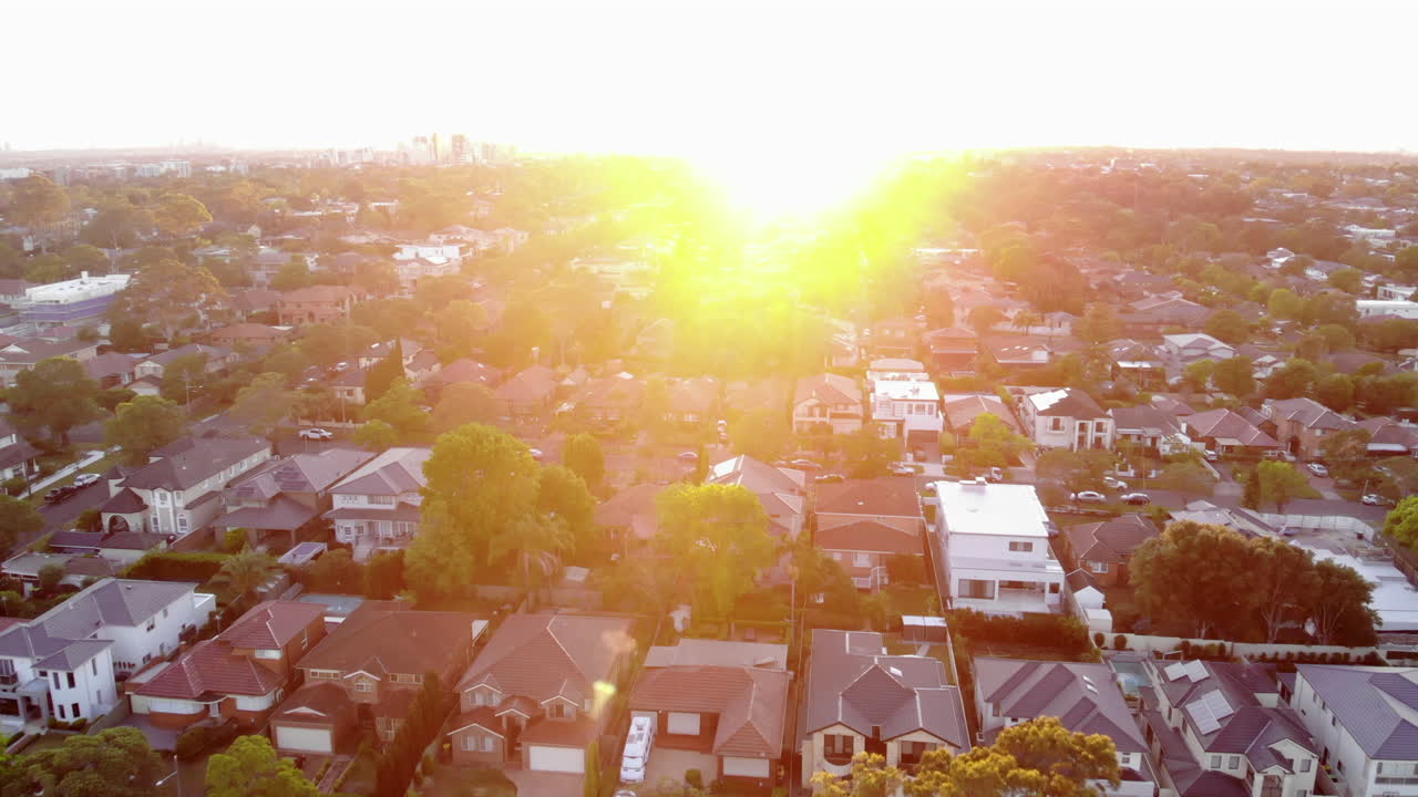 эстакада жилого поселка на восходе солнца с солнечными бликами на горизонте