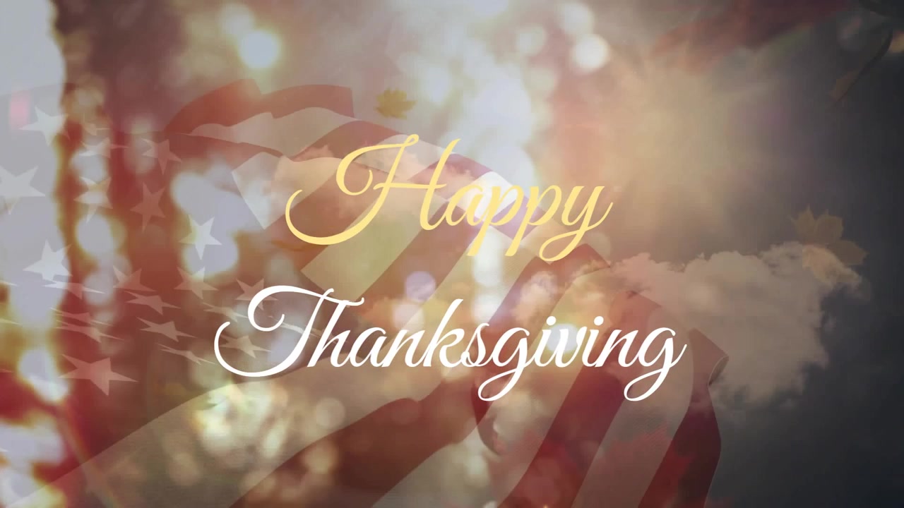 Auguri di Buon Ringraziamento con bandiera americana e foglie autunnali che cadono