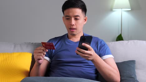 집에서 편안하게 앉아 온라인 쇼핑을 즐기고 브라우징하고 스마트 폰에서 온라인 지불 및 은행 응용 프로그램을 사용하여 신용 카드를 사용하여 쉽고 편리한 결제를합니다.