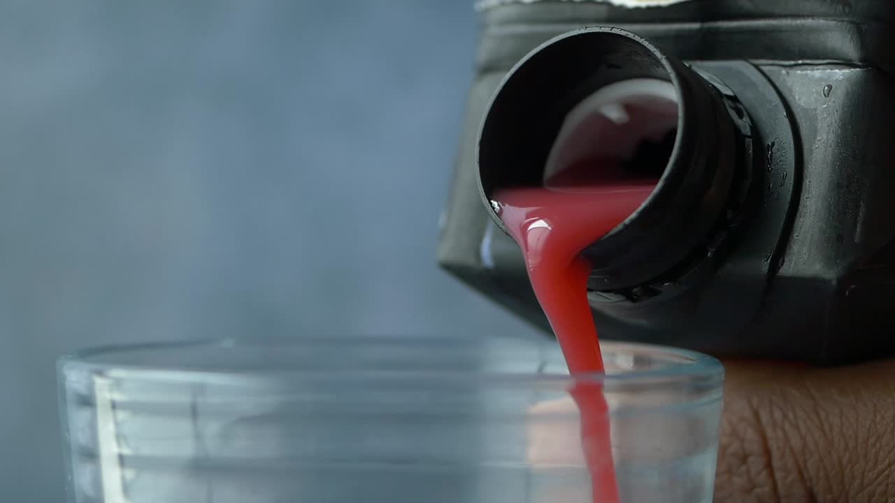 은 주스를 유리잔에 부어 넣는 것