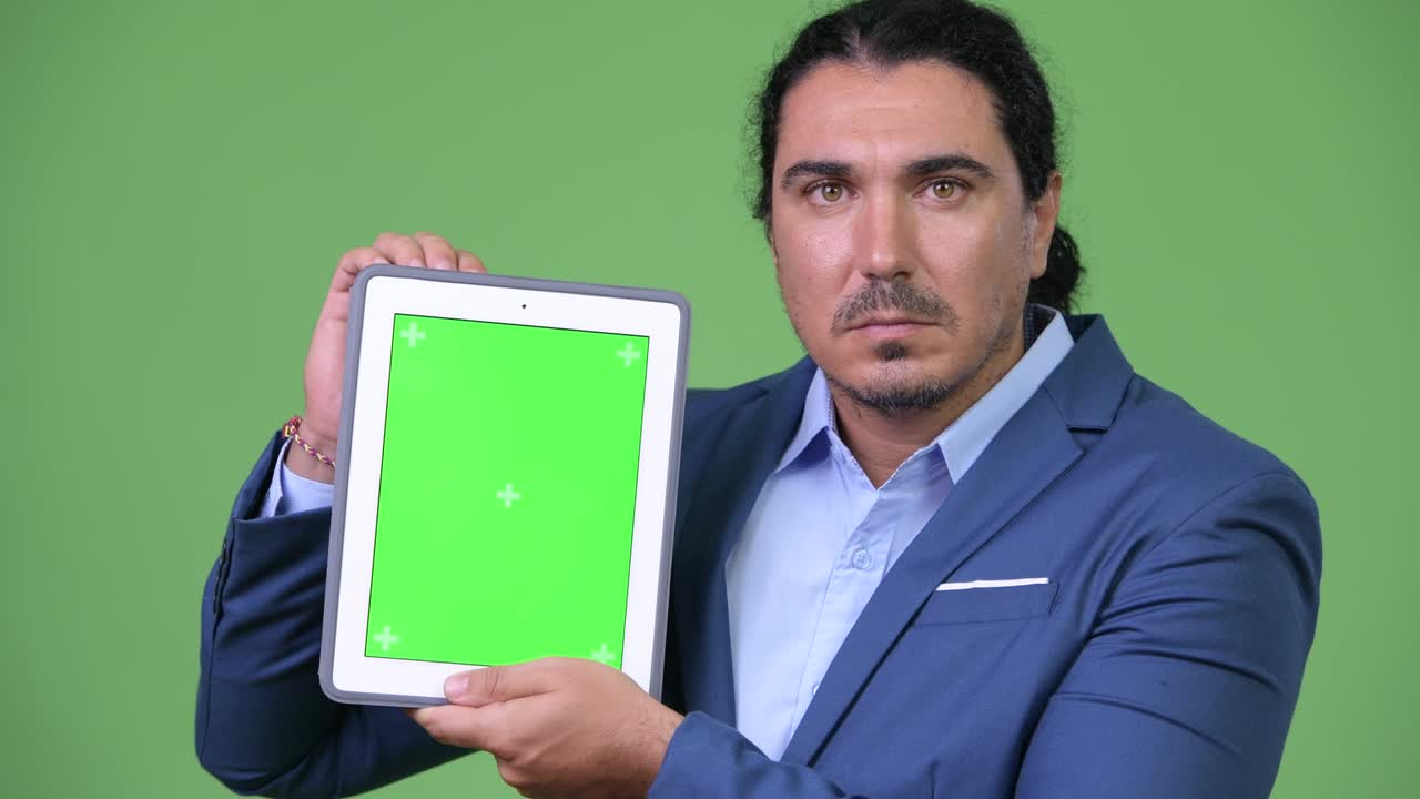 디지털 태블릿을 보여주는 행복한 잘생긴 사업가