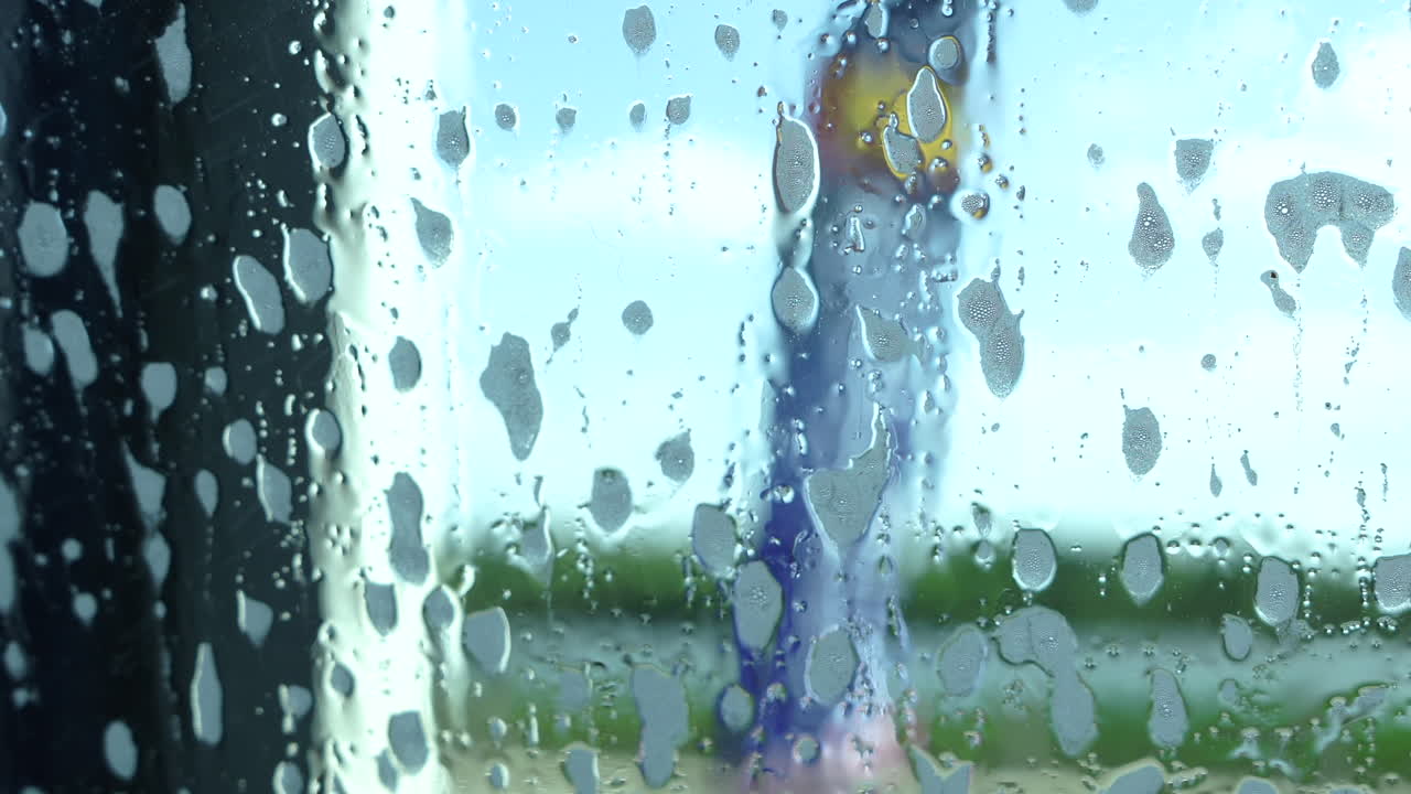 차량 내부에서 본 세차장