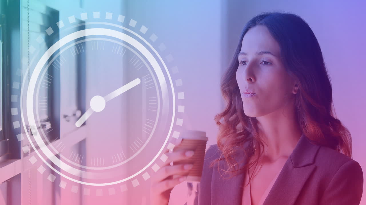 анимация часов над кавказской бизнесменкой в офисе