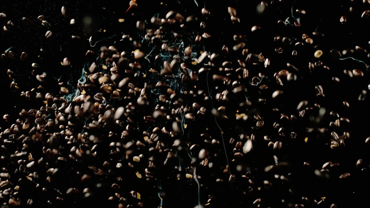 кофейные бобы падают по воздуху