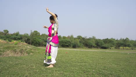 Una-Bailarina-De-Bharatnatyam-Que-Muestra-Una-Pose-Clásica-De-Bharatnatyam-En-La-Naturaleza-Del-Lago-Vadatalav,-Pavagadh