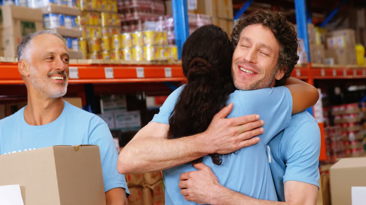 trabajador de almacén haciendo un trabajo de caridad