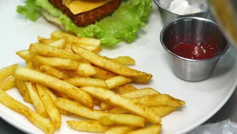chef preparando papas fritas y hamburguesa
