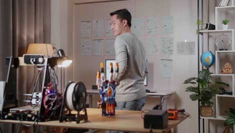 ingeniero que trabaja en un proyecto de diseño en casa