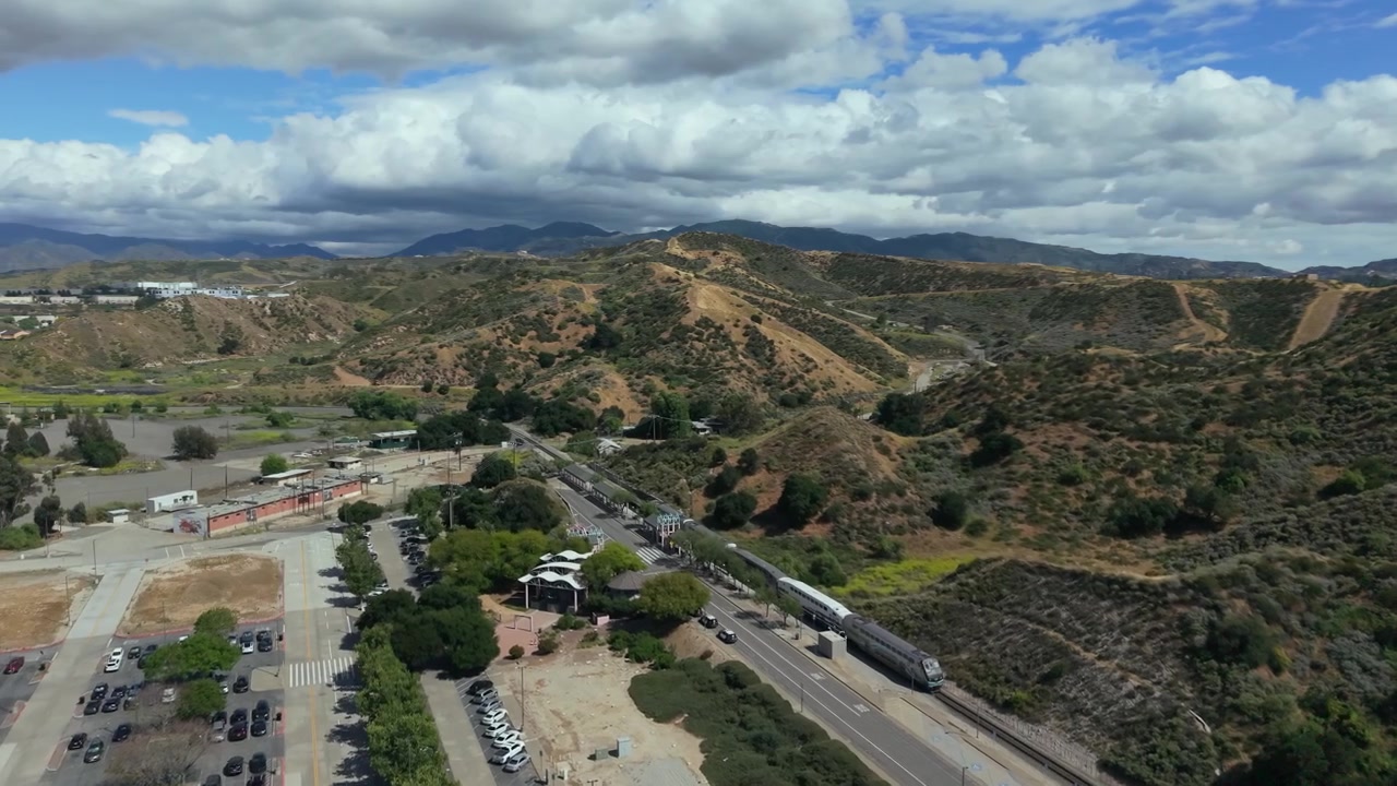 Vista aérea de un tren llegando a Santa Clarita, California, en un hermoso día nublado.