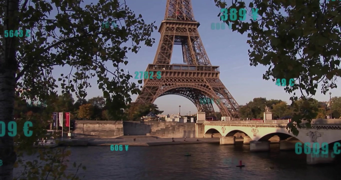 Dopo una pausa, overlay di dati fluttuanti sulla Senna scansionano la struttura della Torre Eiffel per la visualizzazione.