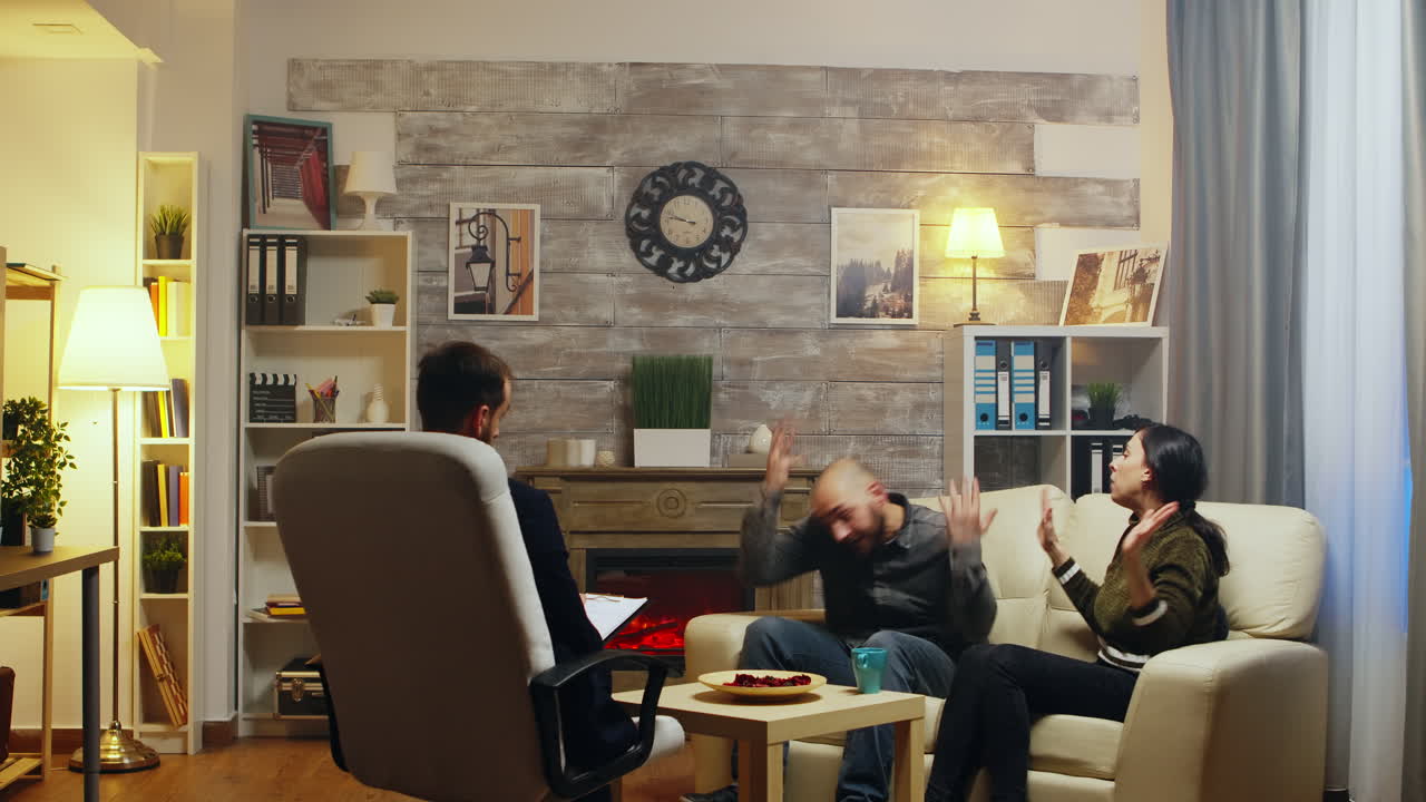 pareja joven en una sesión de asesoramiento con un psicoterapeuta