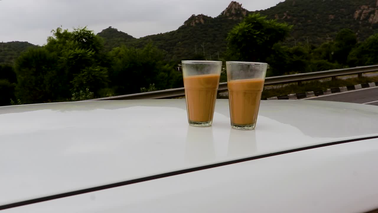 té caliente lleno de vasos en el lado de la carretera desde una perspectiva única en el día