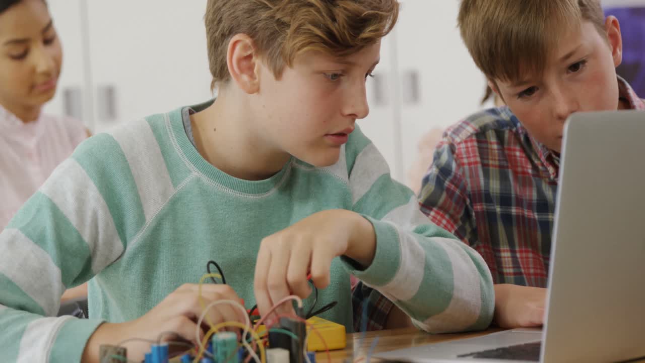 escolares trabajando en un proyecto electrónico en el aula