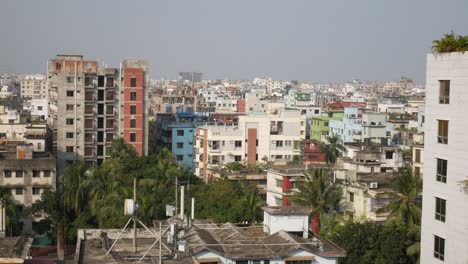 vista en alto ángulo de los edificios residenciales y financieros de la ciudad de dhaka en un día soleado