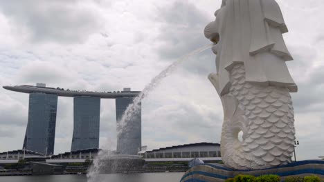 Merlion-back-side-view-to-Marina-Bay-SkyPark-hotel-Singapore